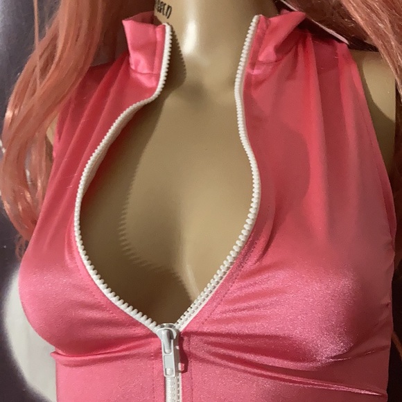 New one piece - Picture 3 of 4